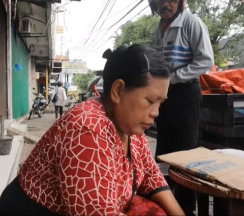 Kisah Wanita Sukses Jualan Kue di Pinggir Jalan Omzet Jutaan per Hari, Nyaris Bangkrut karena Dikerjai Orang