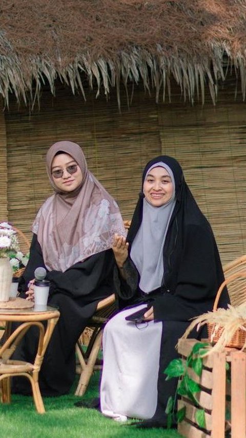 Potret Gaya Hijab Haneen Akira, Istri Hanan Attaki yang Luput dari Sorotan<br>
