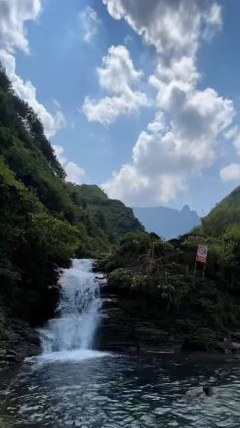 Menilik Indahnya Air Terjun 'Hidden Gem' Dikelilingi Bukit Hijau Membentang, Bisa Diakses Secara Gratis<br>