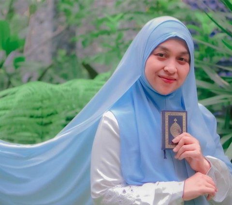 Portrait of Hijab Style Haneen Akira, Hanan Attaki's Wife who Escaped the Spotlight