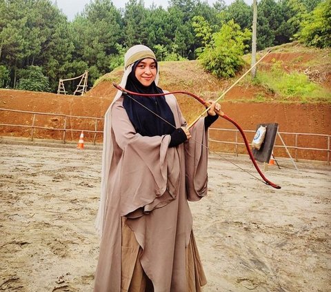 Portrait of Hijab Style Haneen Akira, Hanan Attaki's Wife who Escaped the Spotlight