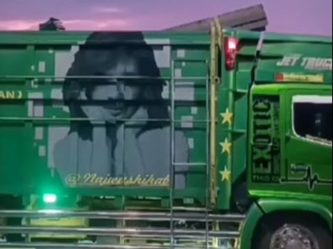 Funny Moment of Najwa Shihab Chasing a Truck with Her Face Paintings in the Back, the Ending Will Make You Smile