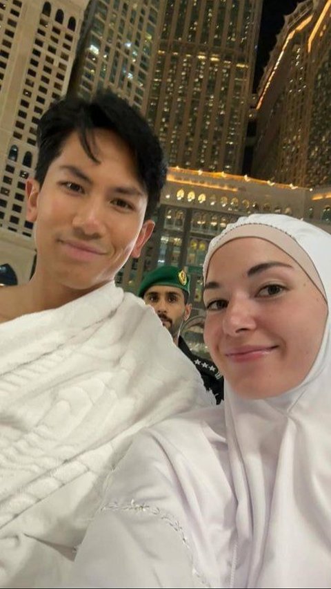 Portrait of Prince Mateen and Anisha Rosnah Performing Umrah, Their Simple Mukena (prayer gown) is Said to Resemble the Ones in the Mosque.