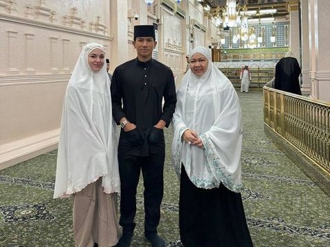 Portrait of Prince Mateen and Anisha Rosnah Performing Umrah, His Wife's Simple Prayer Tools Said to Resemble a Prayer Dress in the Mosque