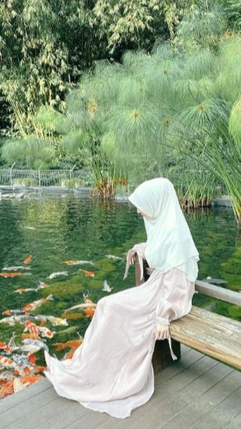 Terakhir dan yang selalu jadi favorit tiap tahun, tentunya adalah busana putih. Larissa memadukan jilbab putihnya dengan gamis berwarna creme mendekati putih agar palet warna tak berjarak terlalu jauh.