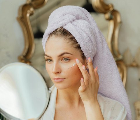 5 Kebiasaan Pakai Makeup yang Bisa Bikin Kulit Bermasalah