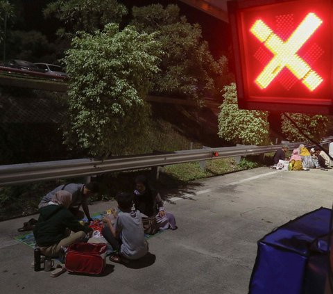 FOTO: Bak Piknik, Ini Potret Pemudik Gelar Tikar dan Sahur di Gerbang Tol Cikampek Utama