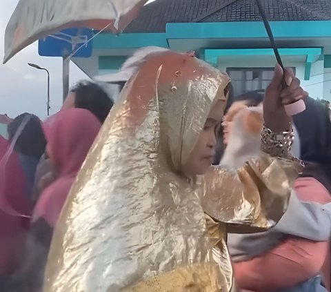 Ngakak! Shimmer Clothes Trend for Eid, Making the Eyes of the Villagers Shine and Being Called Similar to a Raincoat