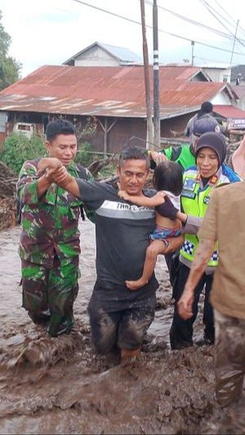 Banjir Lahar Dingin Gunung Marapi, 8 Orang Dilarikan ke Rumah Sakit