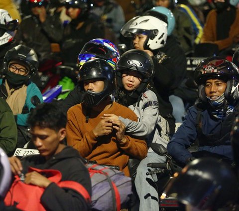 FOTO: Membeludak, Ribuan Pemudik Motor Padati Pelabuhan Ciwandan Banten untuk Menyeberang ke Sumatera