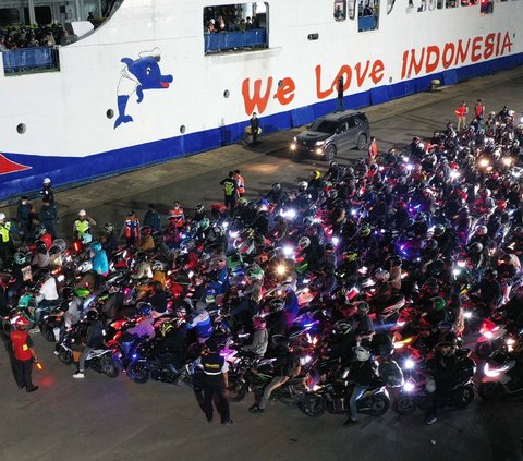 FOTO: Membeludak, Ribuan Pemudik Motor Padati Pelabuhan Ciwandan Banten untuk Menyeberang ke Sumatera