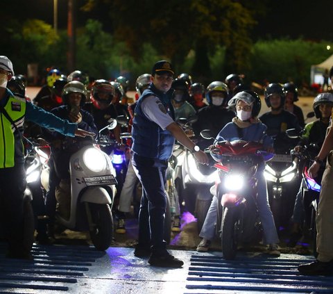 FOTO: Membeludak, Ribuan Pemudik Motor Padati Pelabuhan Ciwandan Banten untuk Menyeberang ke Sumatera