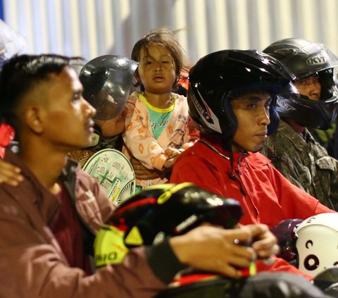 FOTO: Wajah Lelah Anak-Anak Pemudik Motor Saat Antre Berjam-jam di Pelabuhan Ciwandan