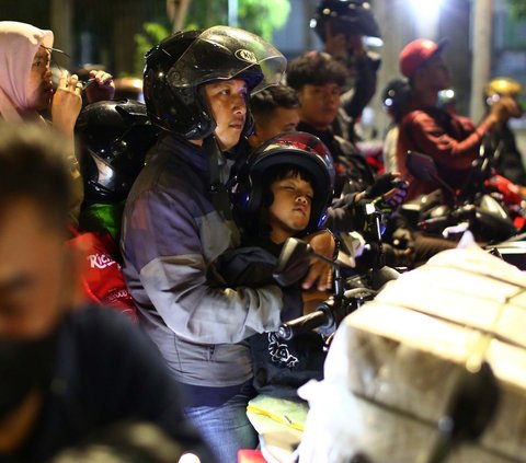 FOTO: Wajah Lelah Anak-Anak Pemudik Motor Saat Antre Berjam-jam di Pelabuhan Ciwandan