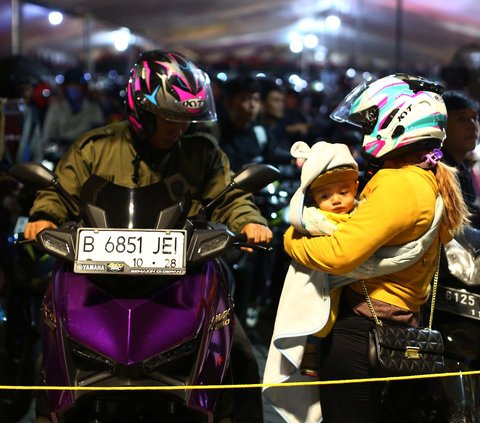 FOTO: Wajah Lelah Anak-Anak Pemudik Motor Saat Antre Berjam-jam di Pelabuhan Ciwandan