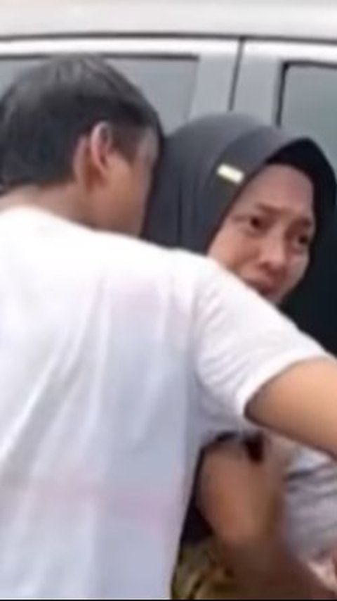 Child Cries and Begs for Forgiveness After Being Arrested by Police Due to Brawl, Mother Refuses to Forgive Because She is Too Disappointed