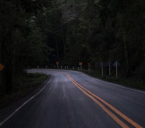 Terrifying Story of a Young Man During Eid Homecoming to Grandma's House, Affected by Supernatural Encounter After Seeing the Face of a Fatal Accident Victim on the Side of the Road