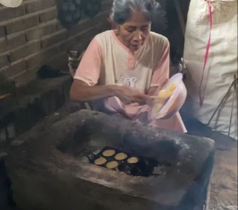 Rahasia Kenikmatan Kue Klemben Banyuwangi, Camilan Manis dan Gurih yang Dipanggang Pakai Oven Tanah