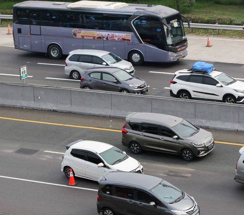 FOTO: Pantauan Arus Mudik di Gerbang Tol Cikampek Utama, Skema One Way Diterapkan