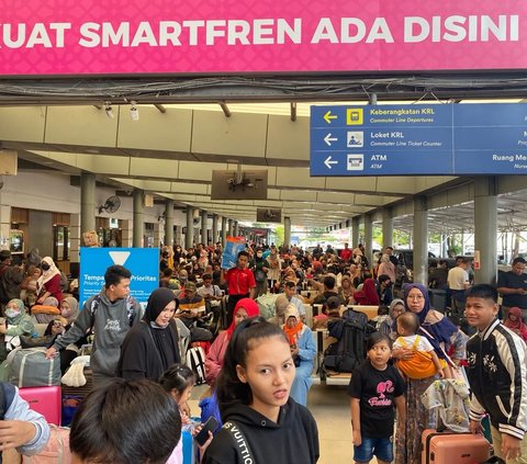 H-4 Lebaran 2024, Puluhan Ribu Pemudik Padati Stasiun Pasar Senen