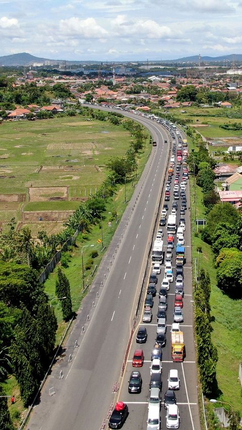 Tol Merak Macet, Pemudik Siapkan Sarung Jadi WC Darurat