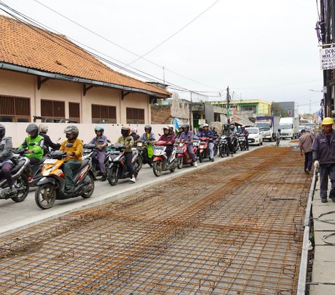 Industri Baja Turun Tangan Bantu Perbaikan Jalan, Selesai Lebih Cepat dari Target