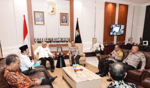 Setelah mengikuti rapat tersebut, Tim Kompolnas bertolak ke Pelabuhan Tanjung Perak. 