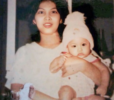 Baby in her mother's arms is now a famous artist and involved in her husband's alleged corruption case, can you guess?