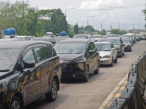 Kendaraan Pemudik Menuju Pelabuhan Merak Antre 8 Km dalam Tol