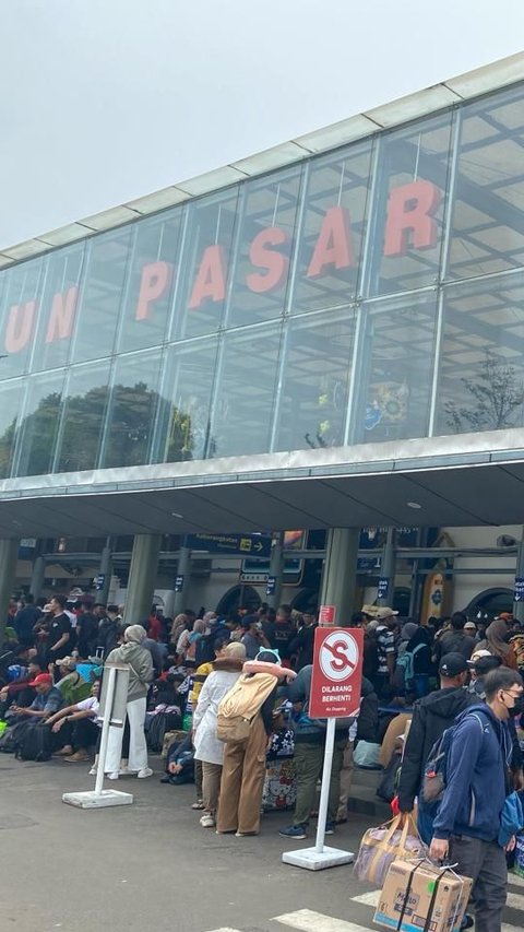 Potret Terkini Arus Mudik di Stasiun Pasar Senen dan Terminal Kampung Rambutan