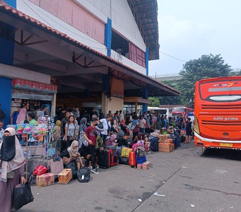 Potret Terkini Arus Mudik di Stasiun Pasar Senen dan Terminal Kampung Rambutan
