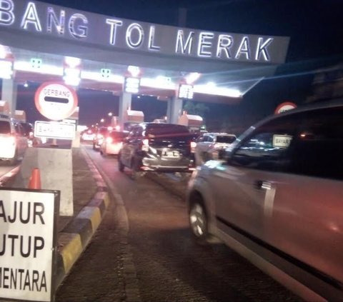 Urai Kemacetan di KM 90 Tol Merak, Kendaraan Diarahkan Masuk Buffer Zone