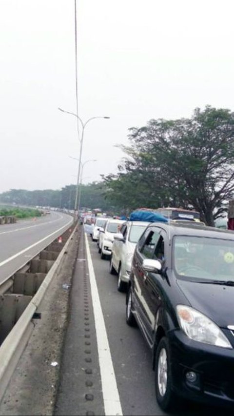 Urai Kemacetan di KM 90 Tol Merak, Kendaraan Diarahkan Masuk Buffer Zone