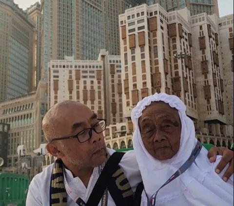 Magelang Entrepreneur Finally Realizes Promise to Invite His Elderly Mother for Umrah, Tearfully Conveys Touching Message: Mbok, We're Already in Mecca...