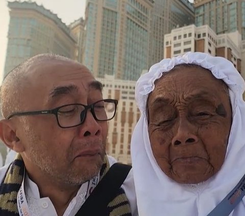 Magelang Entrepreneur Finally Realizes Promise to Invite His Elderly Mother for Umrah, Tearfully Conveys Touching Message: Mbok, We're Already in Mecca...