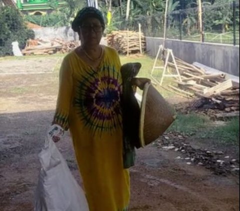 Nenek Petani Bercaping dan Busana Sederhana Ini Ternyata Bergelimang Harta, Begini Potret Rumahnya yang Super Megah-Mobilnya Berderet