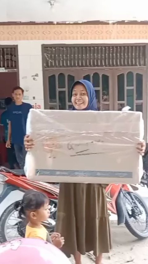 Viral Penggemar Dapat Hadiah Televisi dari Rizky Billar, Begini Kisahnya<br>