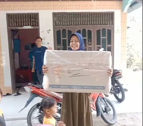 Viral Penggemar Dapat Hadiah Televisi dari Rizky Billar, Begini Kisahnya