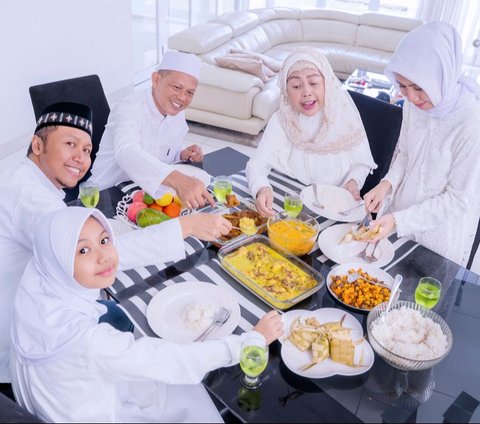 5 Ways to Relieve Bloating After Eating a Lot During Idul Fitri Feast
