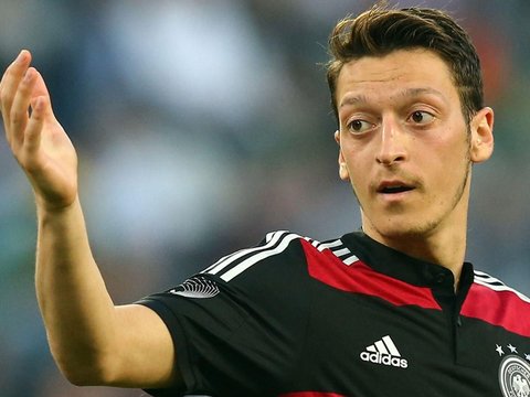 Mesut Ozil's Body Transformation Shocks Fans, His Shoulder and Arm Muscles Stand Out Like a UFC Fighter