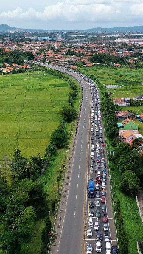 FOTO: Begini Parahnya Macet Menuju Pelabuhan Merak Banten, Kendaraan Pemudik Antre 8 Km di Dalam Tol