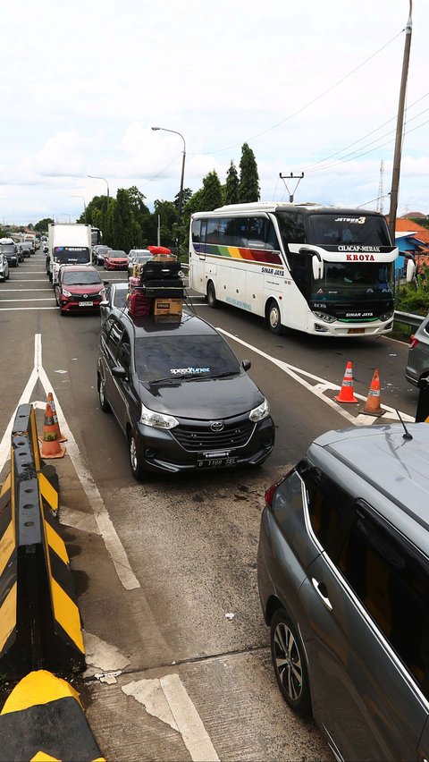 Antrean panjang kendaraan pemudik terjadi hingga ke dalam Tol Tangerang-Merak. Foto: Liputan6.com/Angga Yuniar<br>