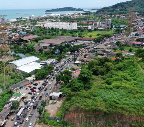 FOTO: Begini Parahnya Macet Menuju Pelabuhan Merak Banten, Kendaraan Pemudik Antre 8 Km di Dalam Tol