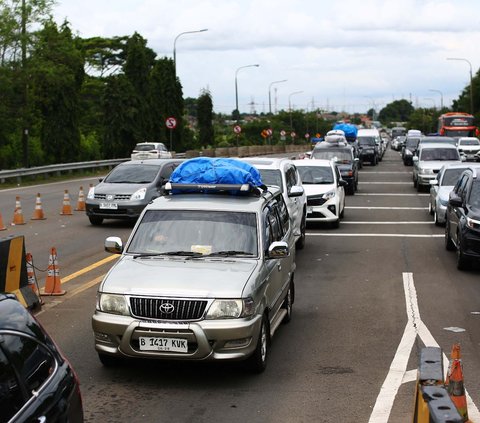 FOTO: Begini Parahnya Macet Menuju Pelabuhan Merak Banten, Kendaraan Pemudik Antre 8 Km di Dalam Tol