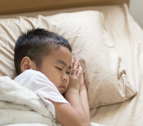 Children Should Sleep in a Dark Room, Doctor Explains the Reason