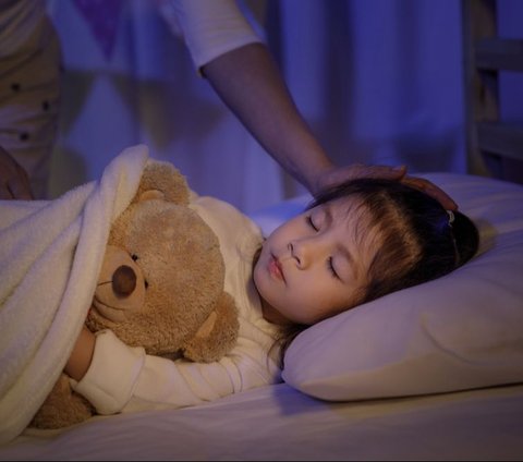 Children Should Sleep in a Dark Room, Doctor Explains the Reason