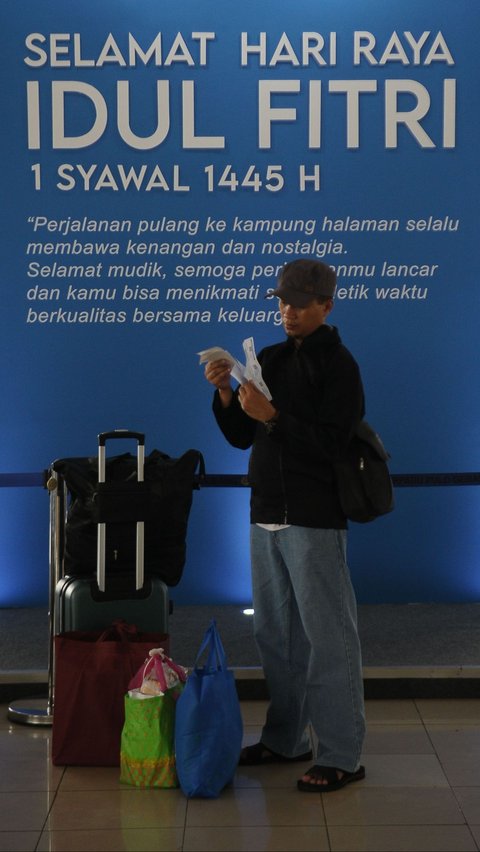 Sebelum Hari Raya Idulfitri 2024, sudah 2 ribu lebih pemudik meninggalkan Jakarta menuju kampung halaman melalui Terminal Terpadu Pulo Gebang, Jakarta Timur. Merdeka.com/Imam Buhori<br>
