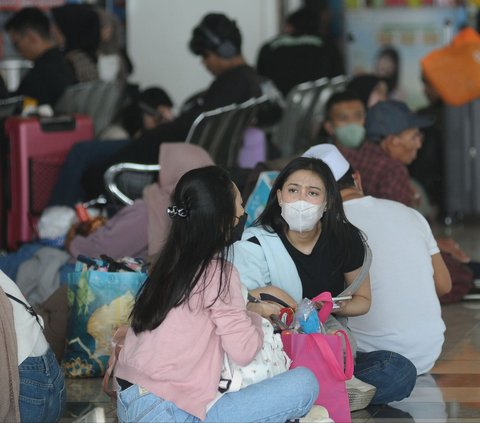 FOTO: H-4 Lebaran, Ribuan Pemudik Padati Terminal Pulo Gebang