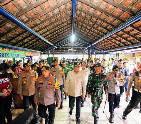 Kapolri Jenderal Listyo Sigit Prabowo mengimbau kepada para pemudik keluar tol untuk mencari tempat istirahat di jalur arteri jika rest area di jalur tol penuh.