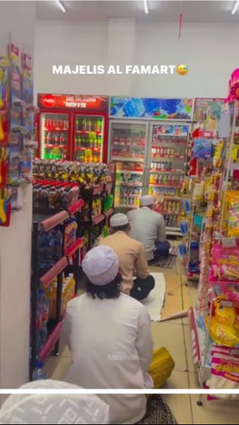 Viral Jemaah Sholat Tarawih di Bogor Membludak Sampai Masuk Minimarket, Ternyata Ini Penyebabnya